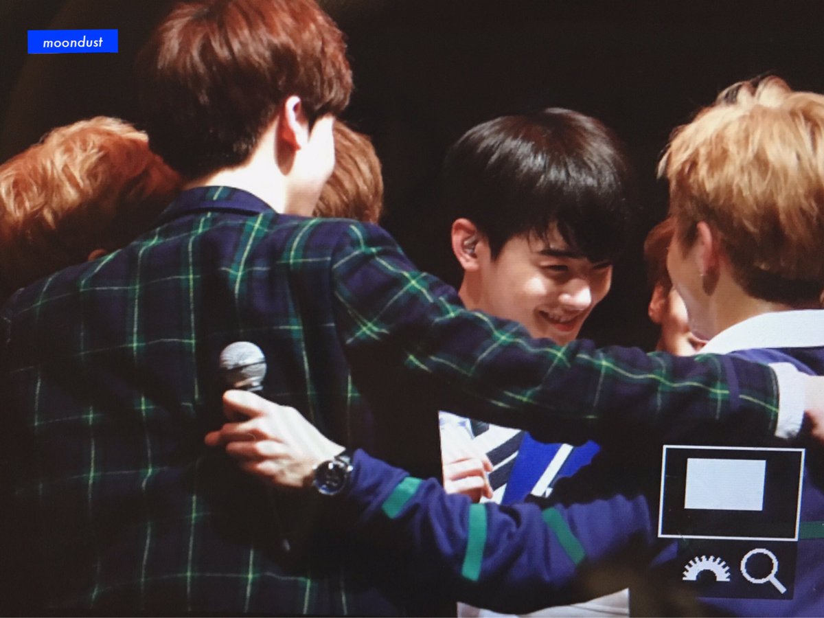 우리 아스트로 멤버들 다치지말구 아프지않구 건강하게 행복하게 웃으면서 로하들과 지냈으면 좋겠어요❤ group hug😘 #아스트로 #ASTRO #문빈 #MOONBIN #붙잡았어야해 <a href="/offclASTRO/">ASTRO 아스트로</a>