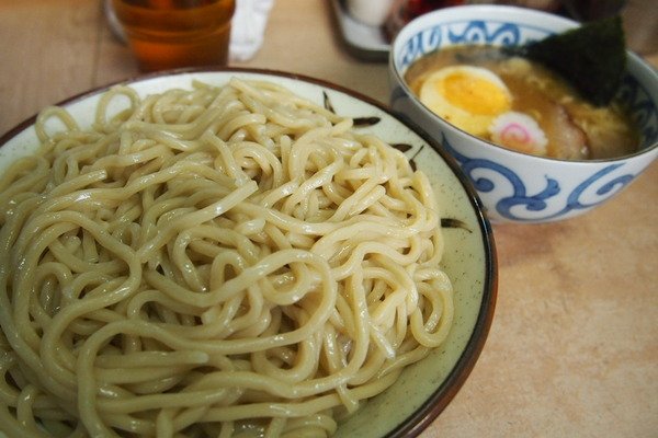 東京別視点ガイド 日暮里のケーキ屋 サブロン は 裏口をつかって4席だけの小さなつけ麺屋をやっている 本格的な大勝軒系つけ麺で 裏サブロン をなのっている 締めはイチゴのミルフィーユだ T Co Wkw3msvknv