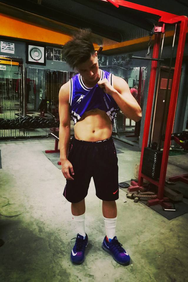 charlee_queen's tweet photo. NAPA NGANGA AKO DITO.MY ABS KANA KUYA IDOL AARON.. https://t.co/KRK8pHYg1Q