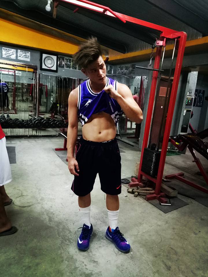 charlee_queen's tweet photo. NAPA NGANGA AKO DITO.MY ABS KANA KUYA IDOL AARON.. https://t.co/KRK8pHYg1Q