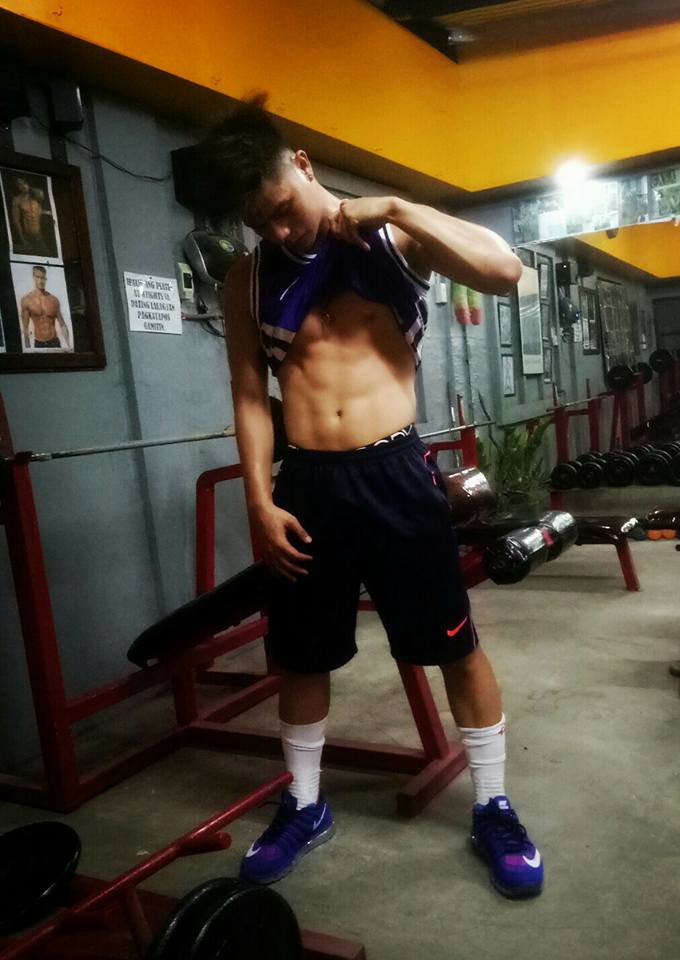 charlee_queen's tweet photo. NAPA NGANGA AKO DITO.MY ABS KANA KUYA IDOL AARON.. https://t.co/KRK8pHYg1Q