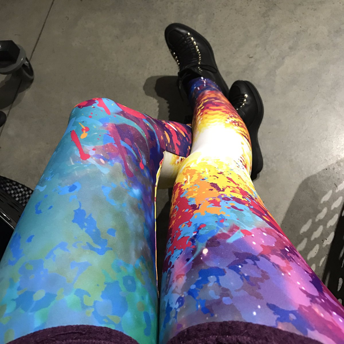 windbourne's tweet photo. Working late, looking aaaaall riiiiight. #highlycaffeinated #bombsheller #ODYC #leggings https://t.co/5gDD7dofzP