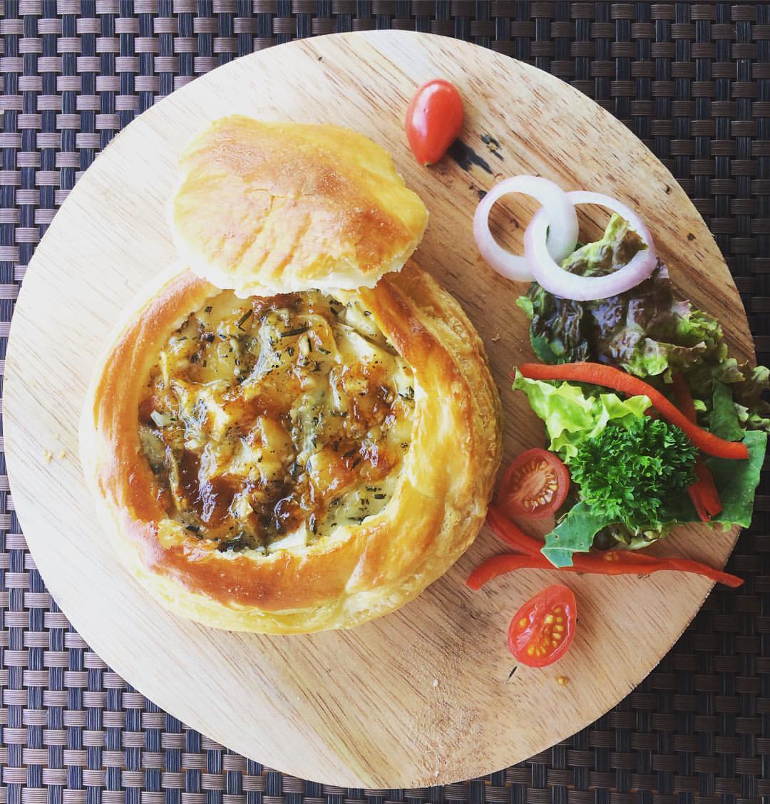 TheFatCrabLK's tweet photo. #LetsBrunchSL Baked Melted Brie Pastry. wth Garlic, rosemary infused melted Brie #Mango #Chutney, in puff pastry pot #colombo #lka #srilanka https://t.co/FTIYodXXer