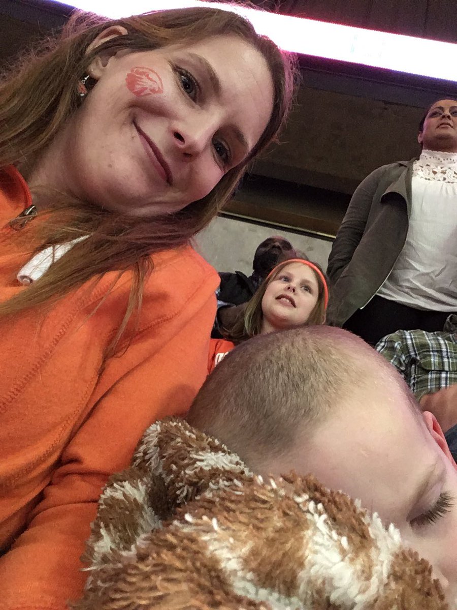 BowersMalorie's tweet photo. I'd stand up and honor @Kelseyplum10 for scoring 1000 points this season, but I don't want to wake O. #Pac12WBB https://t.co/7RTtiMFViS