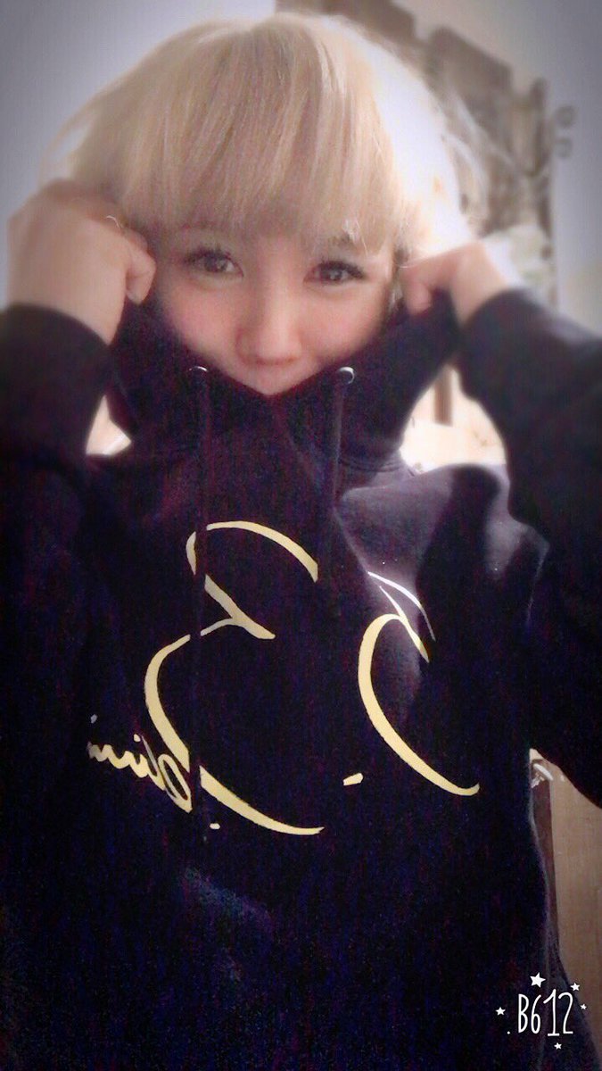 33goods's tweet photo. ついに！FCイベント蜜会 神戸公演が明日に迫りました🍑

オンラインで完売していた
・NOW PLAY MINMI parkar
・dot3 parkar(navy/charcoal)
が、僅かですが準備が整いました！
その他NEW goodsもお楽しみに♪
@minmidesu https://t.co/6P6LmgL96d