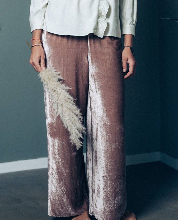 karmenvictoria_'s tweet photo. My kinda Friday night in pants, except also with bf's old t-shirt that is now my favourite 👌🏼 #gimme https://t.co/7TlSp3Ol3B