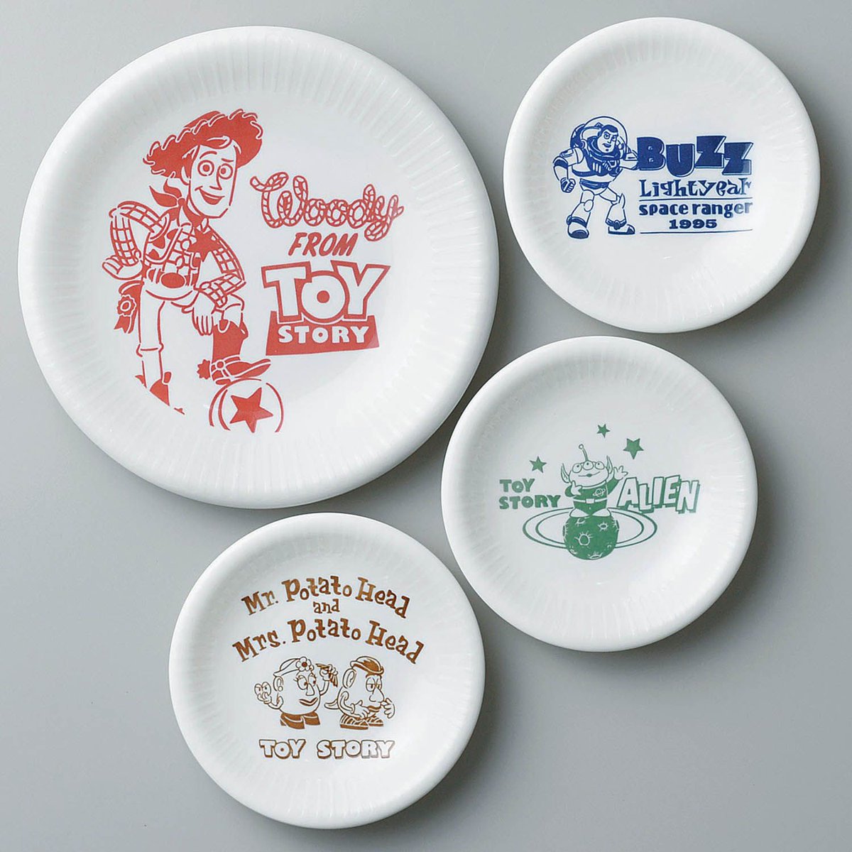 前畑 ディズニーデザイン「トイ・ストーリー 食器セット」は紙皿風の