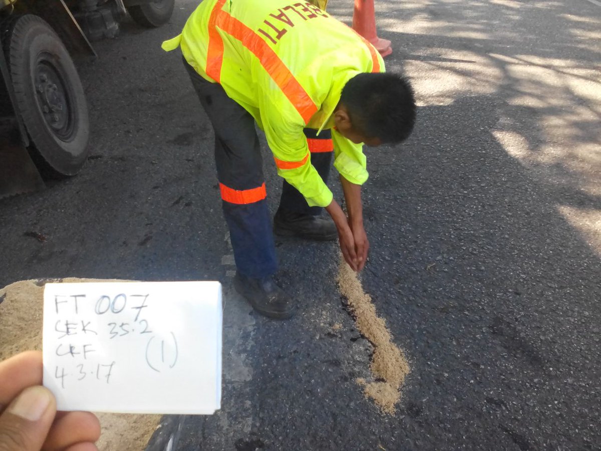 BelatiKGR's tweet photo. @JKRPerlis @JKRMalaysia @belatikedah_zu @belatiwangsa_zu kerja2 crack sealant di FT007/35.2 jln a.setar - kangar https://t.co/l5u5lcJrx7