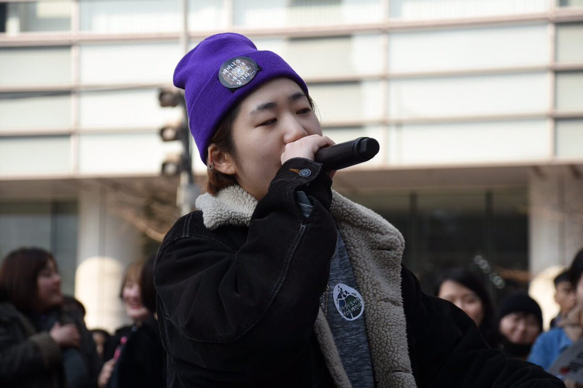 bumfeminet's tweet image. #페미답게_쭉쭉간다 첫번째 무대, 슬릭님의 공연입니다.

안녕하세요~ 우리는 같은 지옥에서 온 페미, 고향 사람이잖아요?