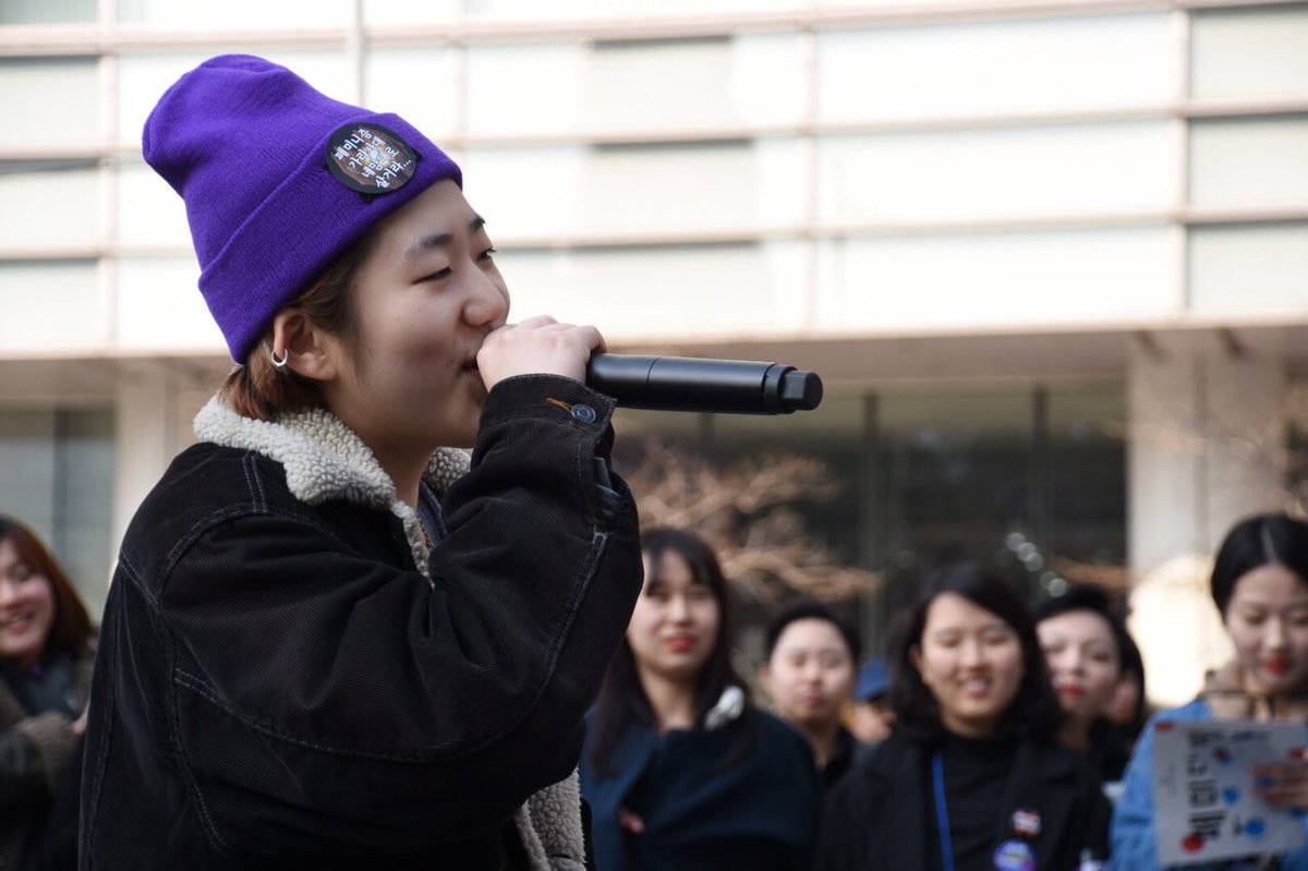 bumfeminet's tweet image. #페미답게_쭉쭉간다 첫번째 무대, 슬릭님의 공연입니다.

안녕하세요~ 우리는 같은 지옥에서 온 페미, 고향 사람이잖아요?