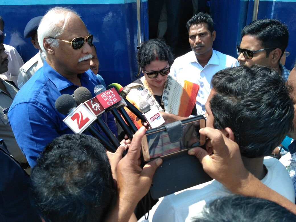 DRMVSKPSCoR's tweet photo. @RailMinIndia @eastcoastrail  interacting with media at Parlakhemundi # NWP-GNPR section inspection by GM Shri Umesh Singh 04.03.17 https://t.co/S6FTx0btma
