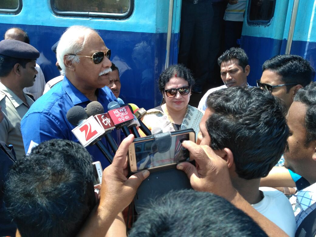 @RailMinIndia @eastcoastrail interacting with media at Parlakhemundi # NWP-GNPR section inspection by GM Shri Umesh Singh 04.03.17