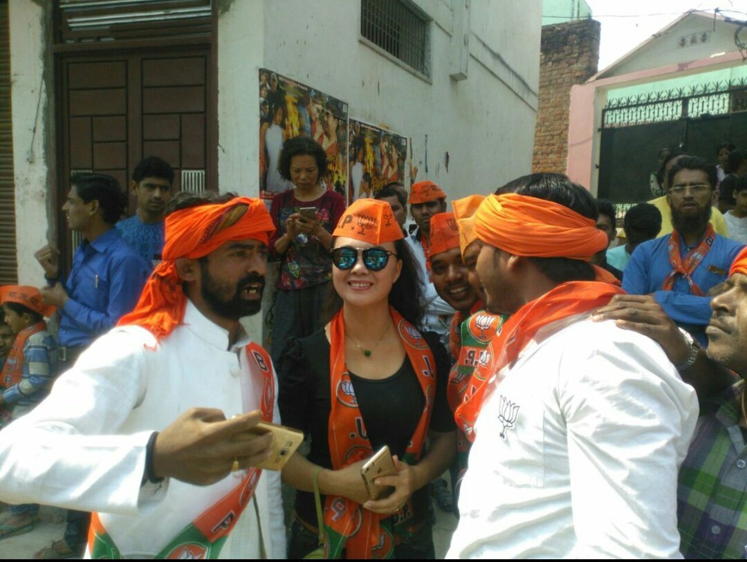 BJP4UP's tweet photo. काशी रोड शोः देश से लेकर विदेश तक #काशी_का_गौरवModi https://t.co/qnOfw5A6gq