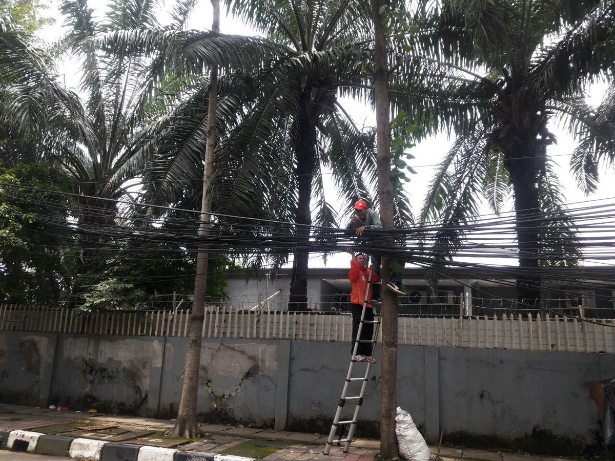 Liar biasa dedikasi temans <a href="/TelkomIndonesia/">Telkom Indonesia</a> saat libur tetap semangat merapikan kabel2..👍👍