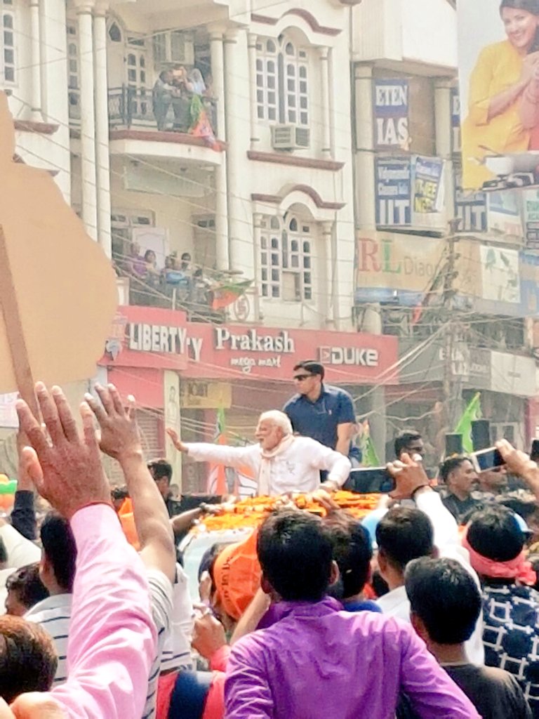 VinayDokania's tweet photo. #Fantastic_Rahul_Akhilesh roadshow 
Vs empty roads duriNg Modi roadshow.. the lack of crowds in Modi s roadshow tells its story clearly https://t.co/FiwoG509qZ