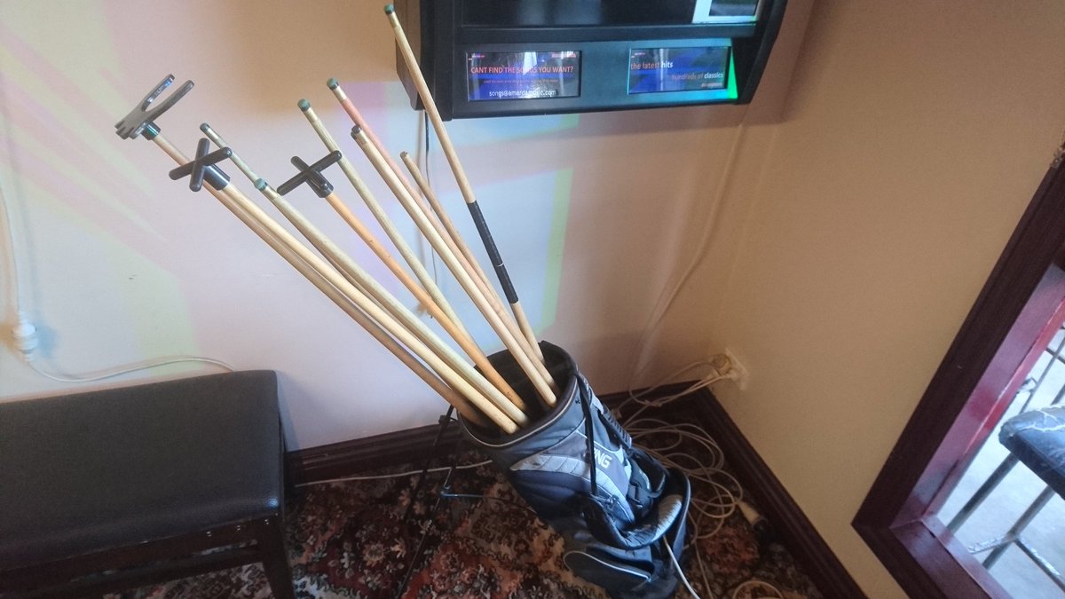 MattMills007's tweet photo. Only The Critter™ would have a stand bag as the cue rack!
#WhereTheFarkIsYarck
#Yarck Pub
@Rangi44 https://t.co/XvZ3FJLHNU