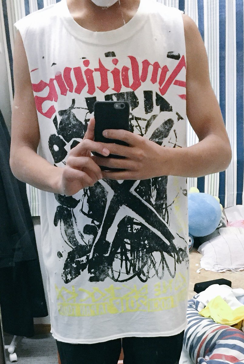 youotroer's tweet photo. ともくんスタイル！笑
初チョキチョキしてみた！
ライブはこれで決まりです👍
（もちろん白は2つ買いましたよ笑） https://t.co/I4peLZM4Ee