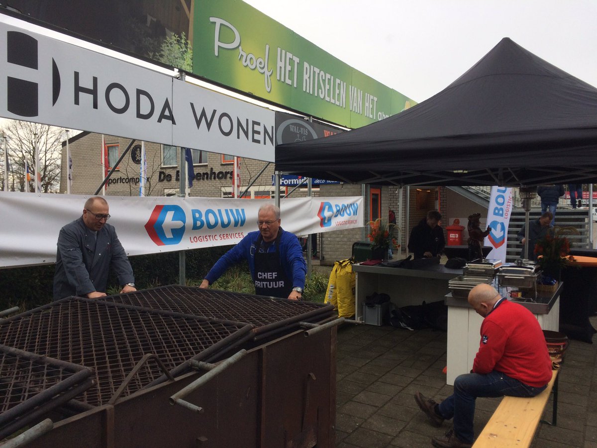 Kipkluiven op De Ebbenhorst! <a href="/BouwLS/">BouwLogisticServices</a> wedstrijdsponsor bij <a href="/spartanijkerk/">Sparta Nijkerk 🧡🖤</a> - @SDV_Barneveld #hoofdklasse