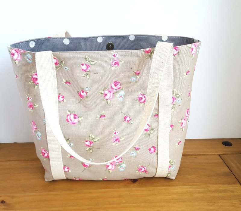 HectorsBags's tweet photo. Canvas market bag with pocket, Knitting tote, Floral lined shoulder… https://t.co/C6Vvw7TzOR #Handmade #ShoulderTote https://t.co/JpfRDRXE2U