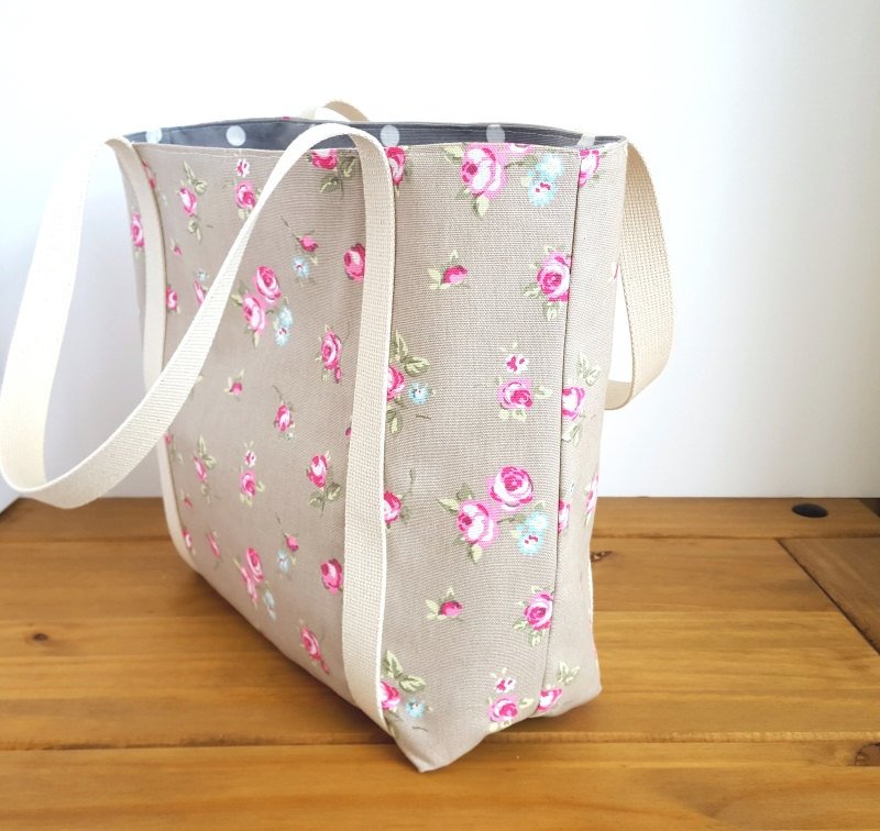 HectorsBags's tweet photo. Canvas market bag with pocket, Knitting tote, Floral lined shoulder… https://t.co/C6Vvw7TzOR #Handmade #ShoulderTote https://t.co/JpfRDRXE2U