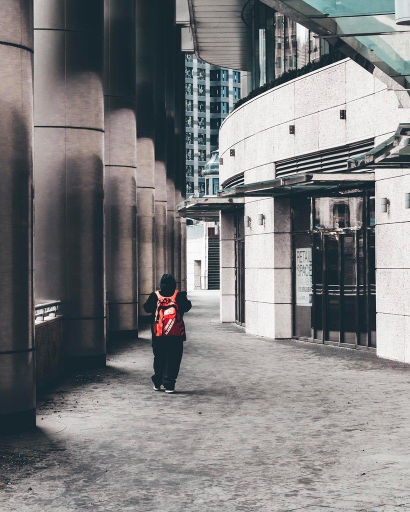 A story walks in the center of the frame •
•
•
#lensculture #aov#urbanaisle #CreateExplore… ift.tt/2mmVdvs