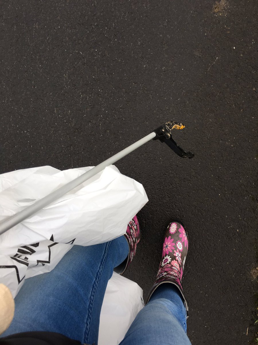 evarubens's tweet photo. W#zwerfvuilactie Mensen, ge hebt iets als vuilniszakken!! #meulebeke #marialoop https://t.co/k1Llqczylh