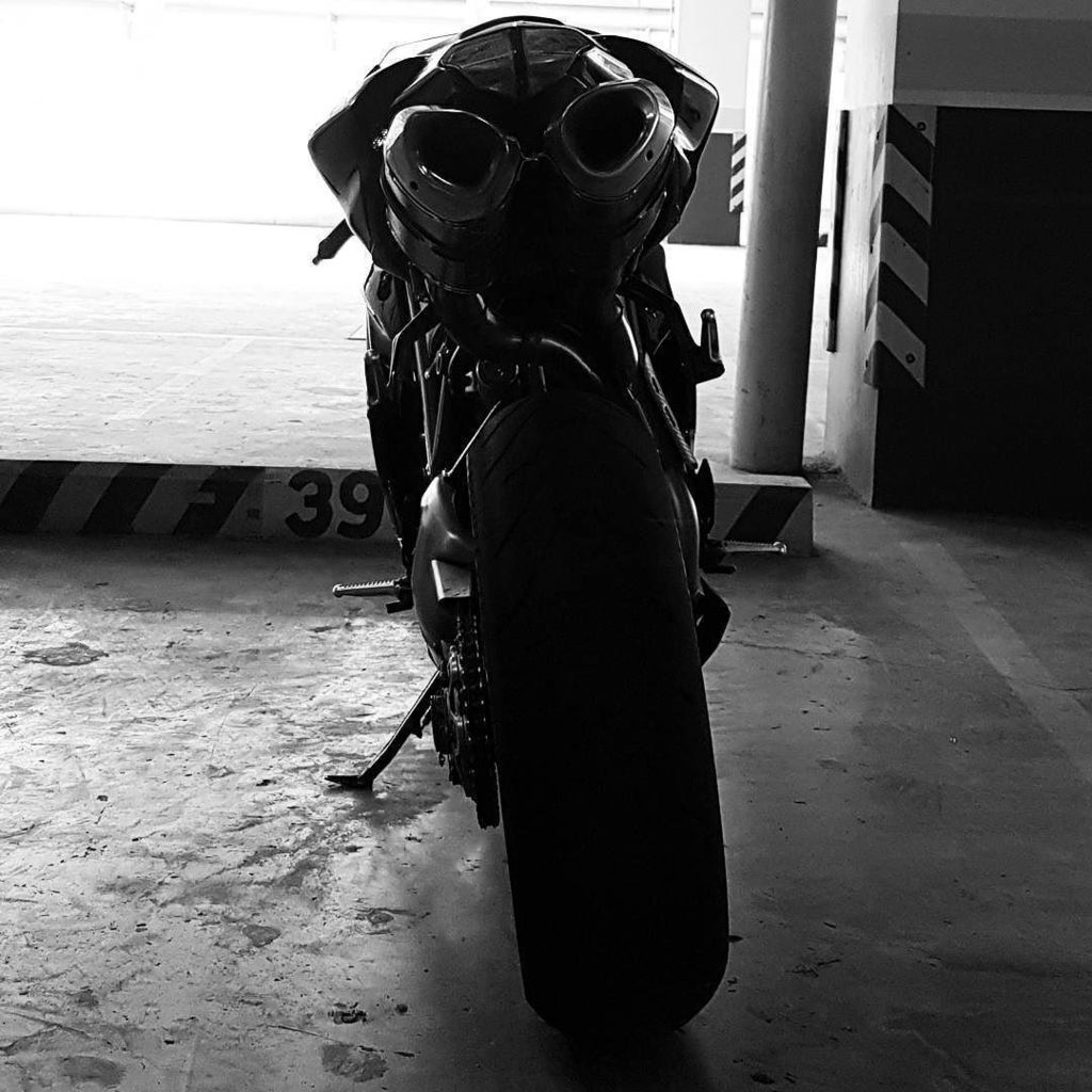 mgaerlan37's tweet photo. Back in Black #ducati #1198sp #soloista #superbike #gofastaeatpasta #eatpastagofasta #desm… https://t.co/b1zr9JeSK6 https://t.co/ZxBLN7sQzi