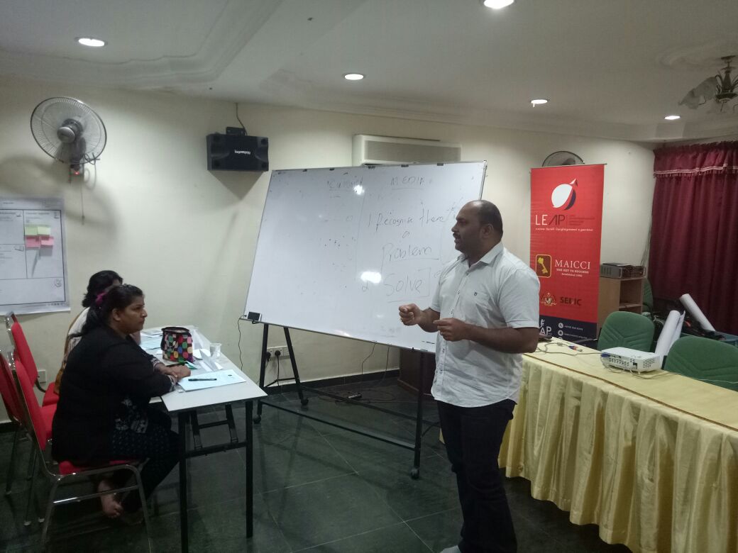 MAICCIHQ's tweet photo. Program Keusahawanan LEAP bagi usahawan-usahawan wanita AIM Parlimen Temerloh anjuran @MAICCIHQ dengan kerjasama MIC Bahagian Temerloh https://t.co/OTFUaLdQqL