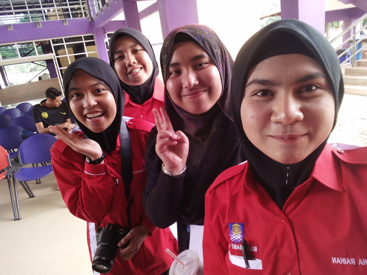 yannamahathir's tweet photo. Datang sapot dgn baju kotor colour run pun takde hal lah 💁 #DermaDarahUiTM2k17 https://t.co/9JTIhsbsXA