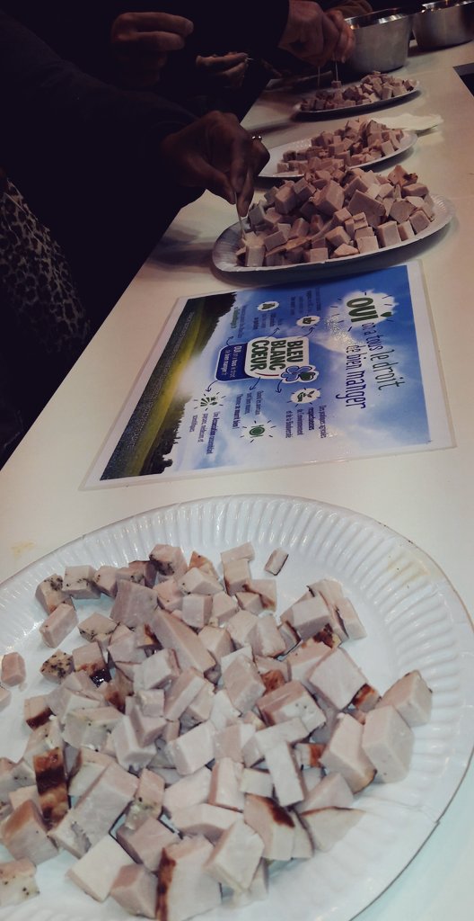 BleuBlancCoeur's tweet photo. Les visiteurs du #sia2017 se régalent sur le stand #BleuBlancCoeur avec du rôti de porc @FleuryMichon ! #bbcsia2017 #salonagriculture2017 https://t.co/kYjhc8T7bh