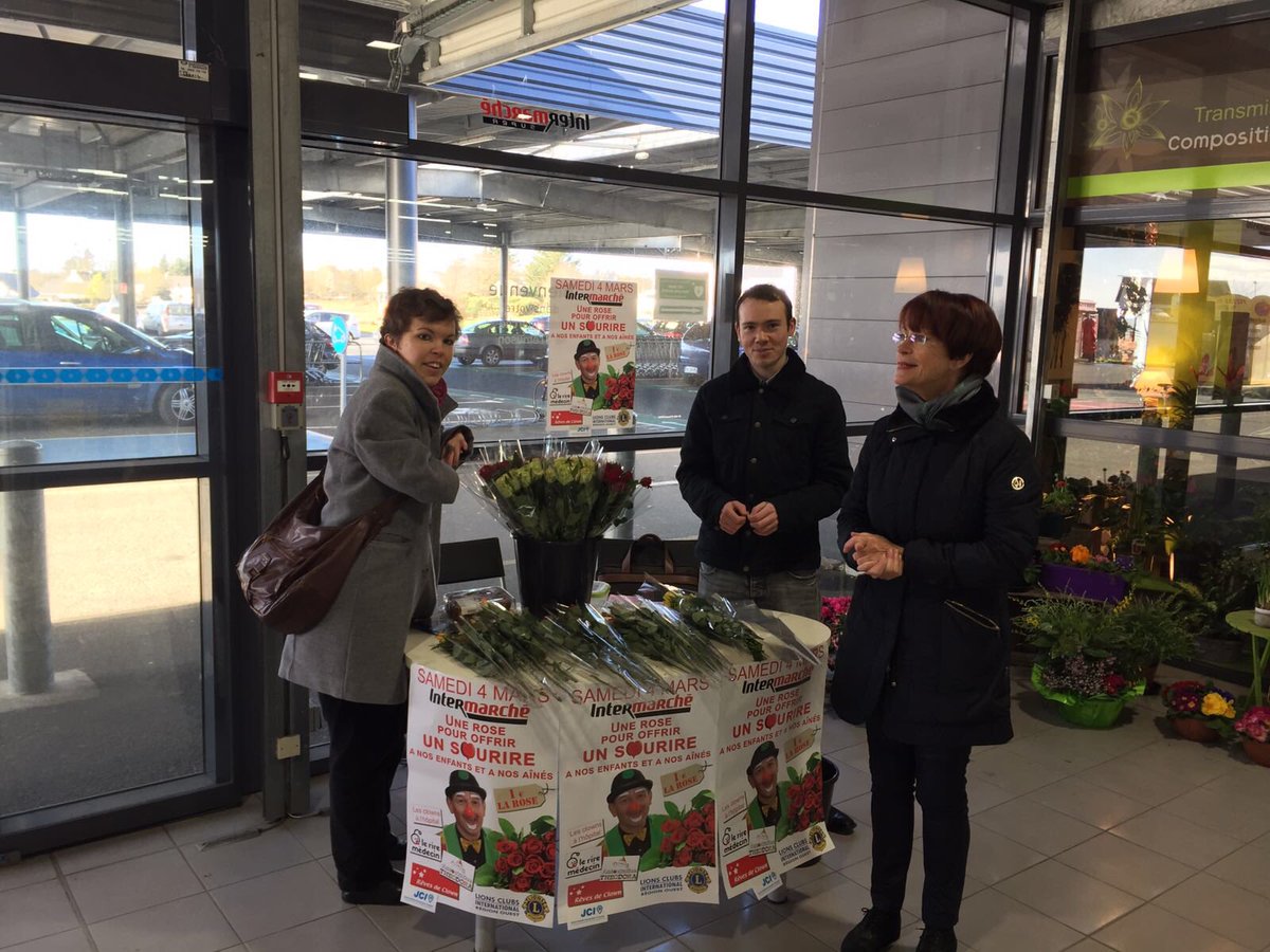 jcebretagne's tweet photo. #1rose1sourire @jcebretagne mobilisé en #Bretagne avec @lionsclubs @jce_quimper @JCEVannes @JCE_Brest @jcerennes @JCEvitre #Citoyen https://t.co/SyHen1OYwL