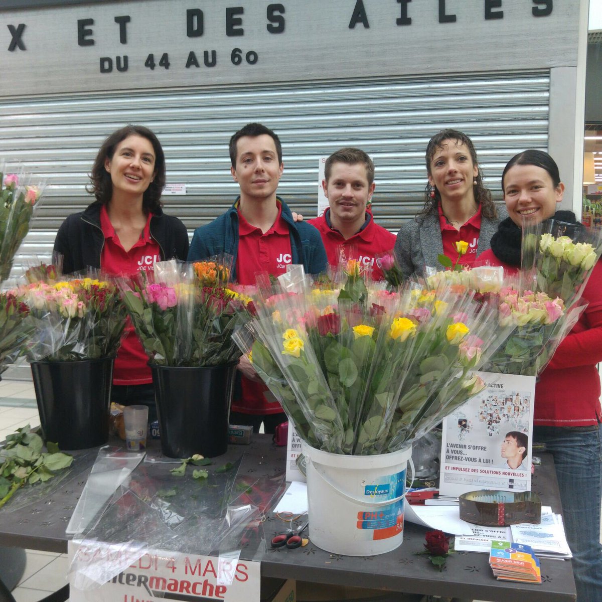 jcebretagne's tweet photo. #1rose1sourire @jcebretagne mobilisé en #Bretagne avec @lionsclubs @jce_quimper @JCEVannes @JCE_Brest @jcerennes @JCEvitre #Citoyen https://t.co/SyHen1OYwL