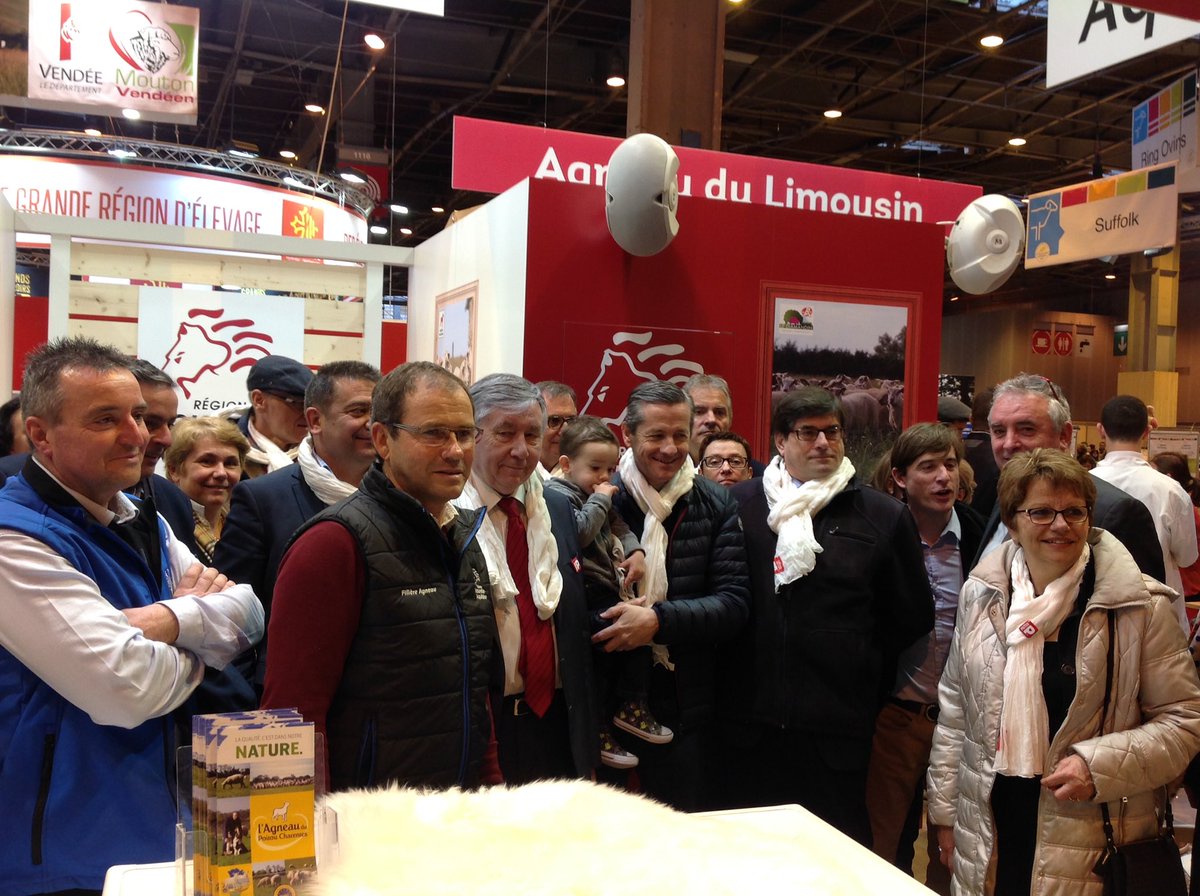 vsaintfaust's tweet photo. Délégation du @departement86 en visite au @Salondelagri. Première halte au stand @Agneau_Poitou avec la mascotte Pelote 😀#SIA2017 https://t.co/5aNhj7p390