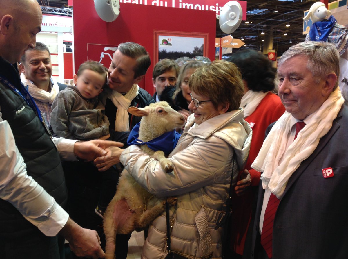 vsaintfaust's tweet photo. Délégation du @departement86 en visite au @Salondelagri. Première halte au stand @Agneau_Poitou avec la mascotte Pelote 😀#SIA2017 https://t.co/5aNhj7p390