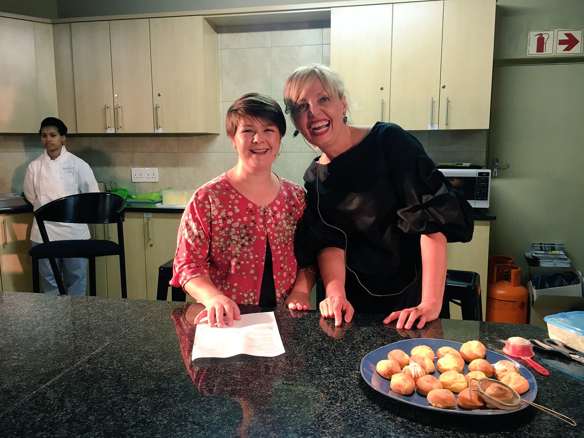 Woordfees's tweet image. @kykNETtv Koekedore maak mooi met heerlike kosdemo's. #WYS