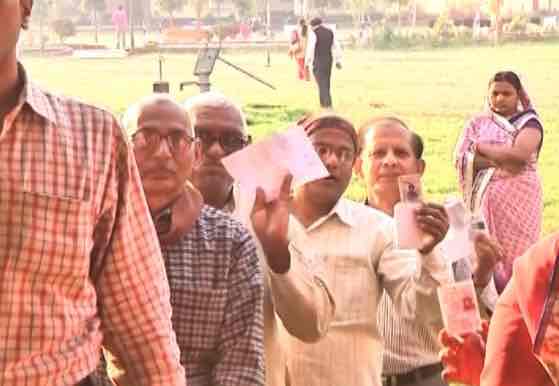 ABPNews's tweet photo. #UPElections2017 6th phase LIVE updates: 48.7% voting till 3pm
https://t.co/xxXZve6D31 https://t.co/4ZHaOUJ0Hz
