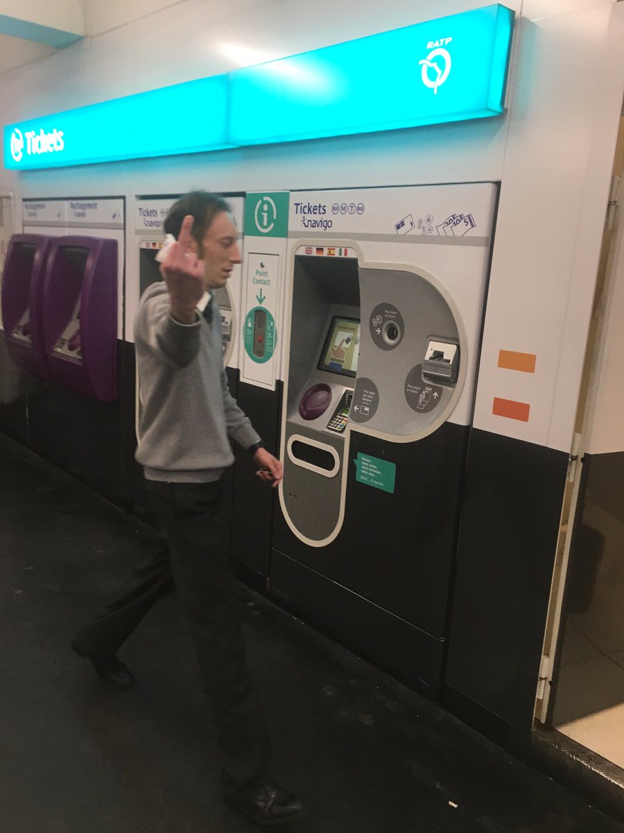 Bonjour <a href="/ClientsRATP/">Service Client RATP👌</a> <a href="/Ligne12_RATP/">Ligne 12</a> @GroupeRATP trouvez vous normal un tel comportement face à des grand-parents?