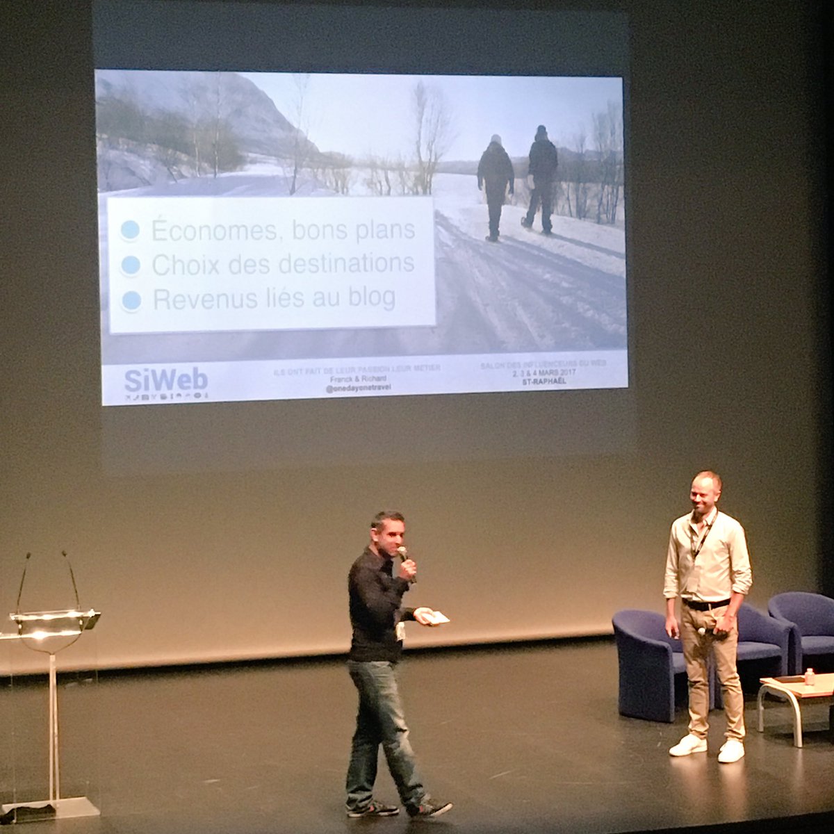 Sarah_Gzg's tweet photo. Les blogueurs de @Onedayonetravel nous disent tout : "Ce n'est pas être payé pour voyager mais être payé pour créer des contenus".#SiWEB2017 https://t.co/hI7eNU6QJo