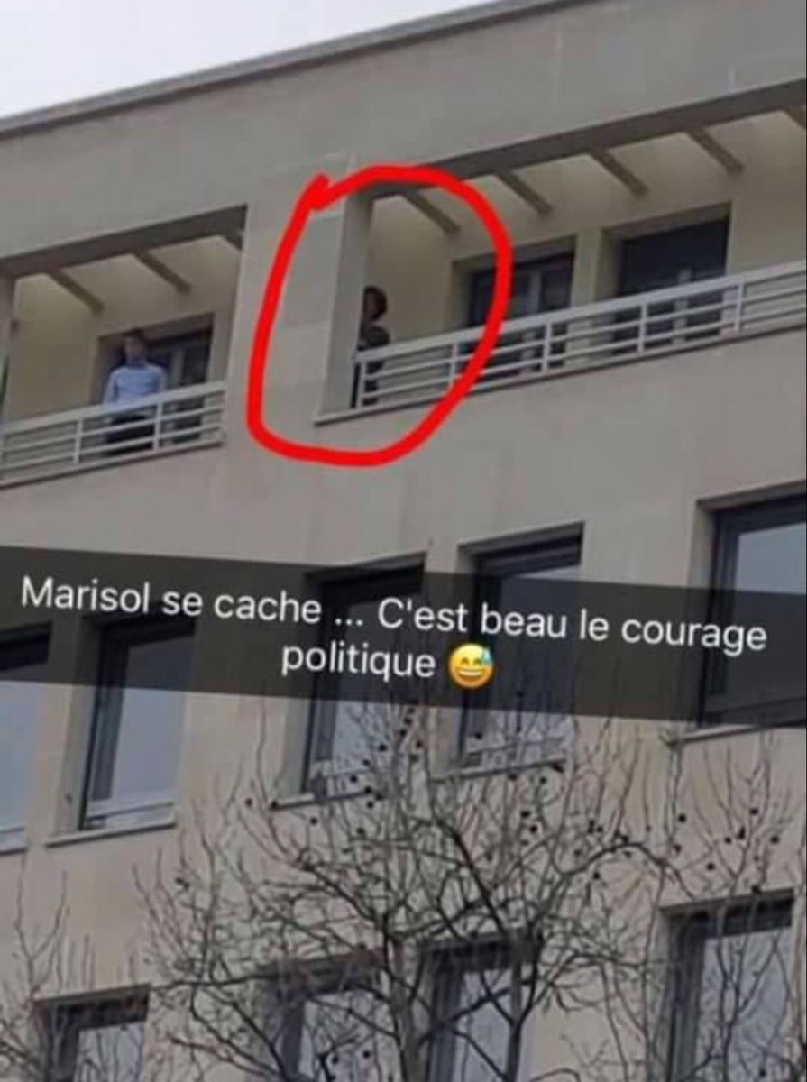 DrJeromeMarty's tweet photo. 3 03 Sous ses fenêtres Marie Antoinette regarde le peuple #DENTger ... Kikikédonc derrière le pilier? Peur de nos slogans? https://t.co/q05ahNqTYU