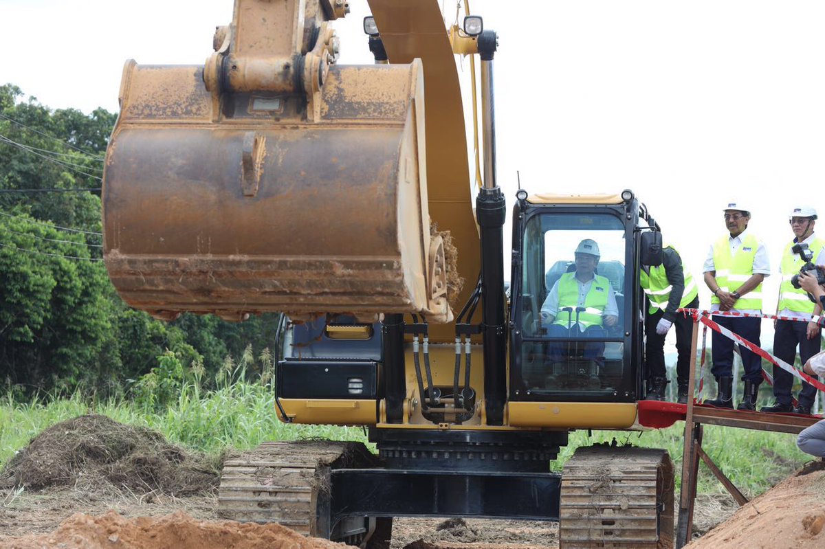 NajibRazak's tweet photo. Lancarkan naik taraf Jln Sindumin-Kg Melalia, L/raya Pan Borneo Sipitang. Projek ini 1 lg bukti tangkis tuduhan bahawa Malaysia negara gagal https://t.co/RSO3RlnUIs