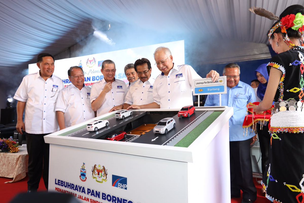 NajibRazak's tweet photo. Lancarkan naik taraf Jln Sindumin-Kg Melalia, L/raya Pan Borneo Sipitang. Projek ini 1 lg bukti tangkis tuduhan bahawa Malaysia negara gagal https://t.co/RSO3RlnUIs