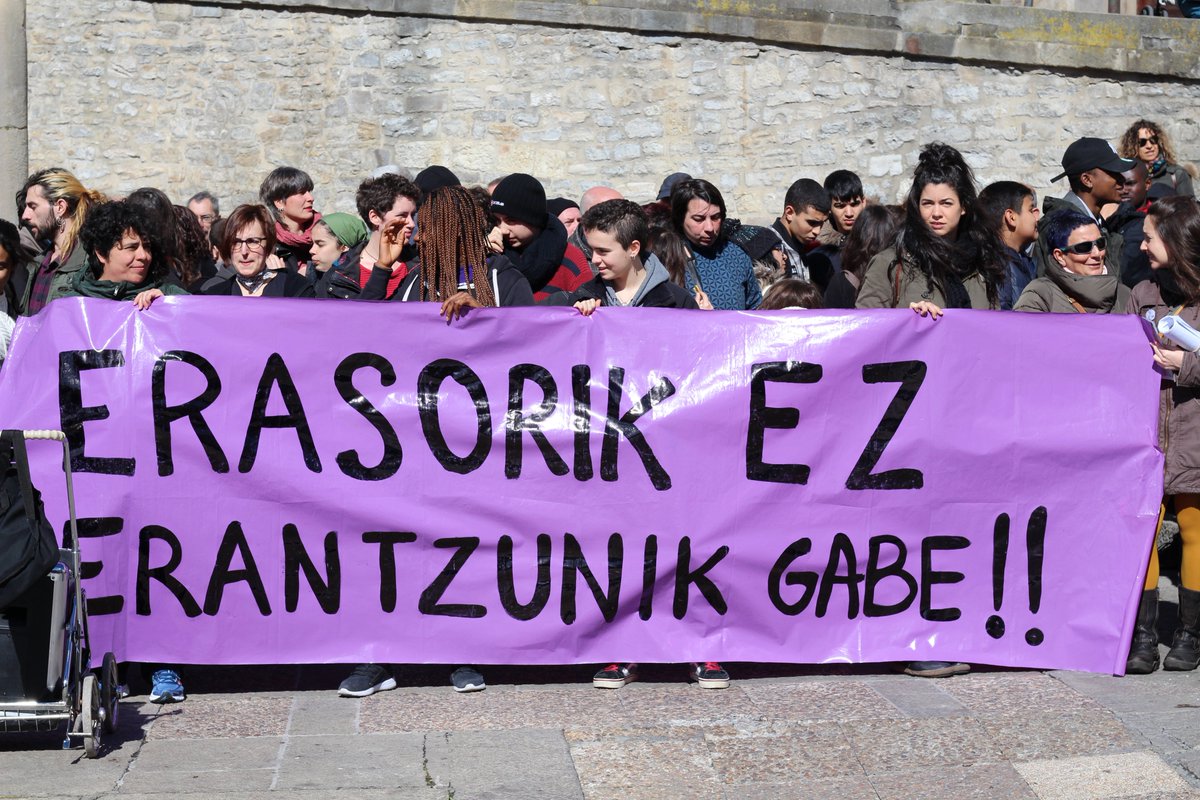 muybastxs's tweet photo. ERASORIK EZ ERANTZUNIK GABE!!
Gaur Gasteizko Alde Zaharrean egindako kontzentra.

¡Ninguna una agresión sin repuesta! https://t.co/fkPNg1rZbU