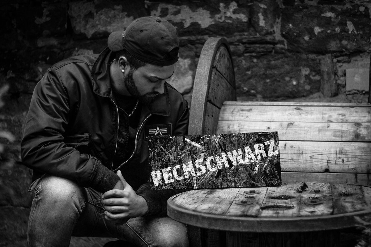 two2teps__'s tweet photo. 📷 #RECAP 2015:
“Foto- &amp; Promoshooting für FRAA (@Frdoppela) zu seiner EP #Pechschwarz 🎧” Aktuelle Songs von ihm findet ihr auf #Spotify! https://t.co/R7yTanGnkP