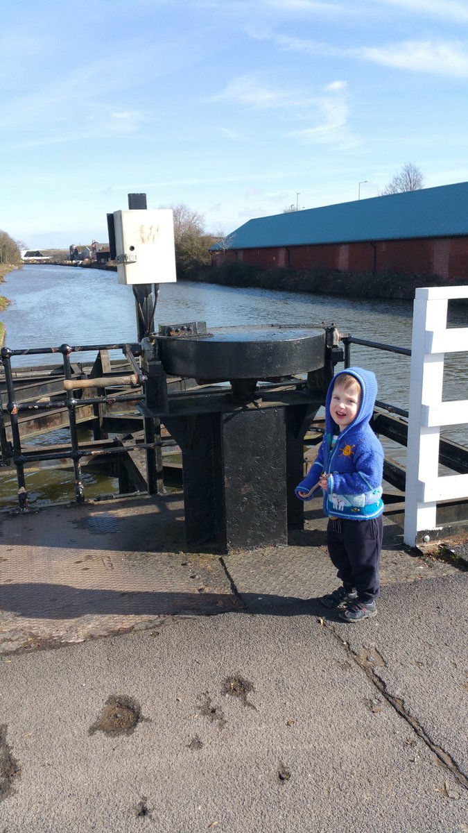 lukeywelly14's tweet photo. @maddiemoate Any chance of a #doyouknow on canal turn bridges?  Tried to explain but little one insisted that "Maddie would know". https://t.co/bD16Pr9ye8