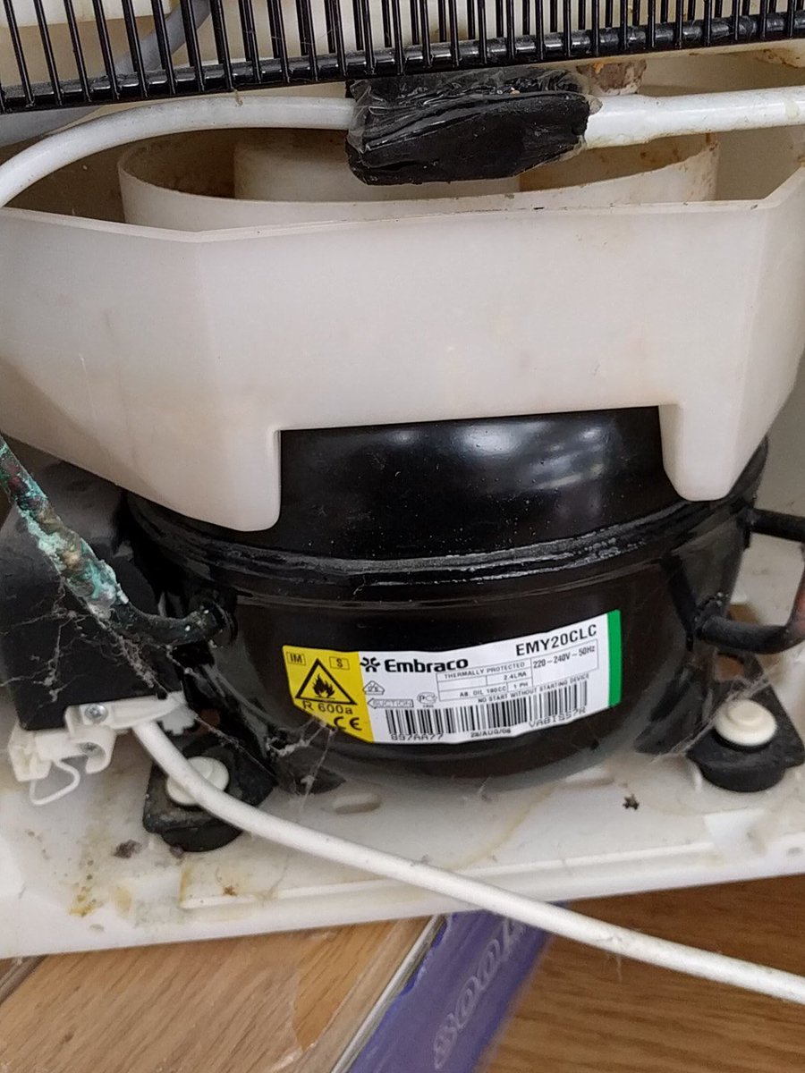 @ATAG_NL dag ATAG hoe krijg ik deze lekbak van de compressor af? Zit vol stinkende troep. Beweegt wel maar ik krijg m er niet af