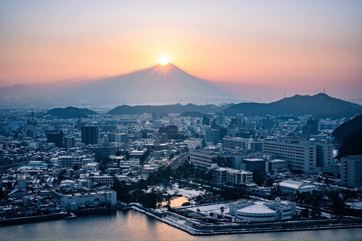 さんいんキラリ در توییتر 大山山頂からキラリと輝く日の出を見つけてみませんか 写真は米子港から見たダイアモンド大山です 1週間後には鳥取県伯耆町にある植田正治写真美術館付近でダイアモンド大山を見ることが出来ますよ さんいんキラリ در توییتر 大山山頂からキラリと輝く日の出を見つけてみませんか 写真は米子港から見たダイアモンド大山です 1週間後には鳥取県伯耆町にある植田正治写真美術館付近でダイアモンド大山を見ることが出来ますよ