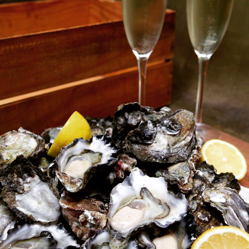 Laqueuedecochon's tweet photo. Come in from the storm to enjoy some deliciously fresh oysters, 1/2 dozen 13€ or for only 2€ more add a glass of Prosecco. https://t.co/PHQeh28BcO