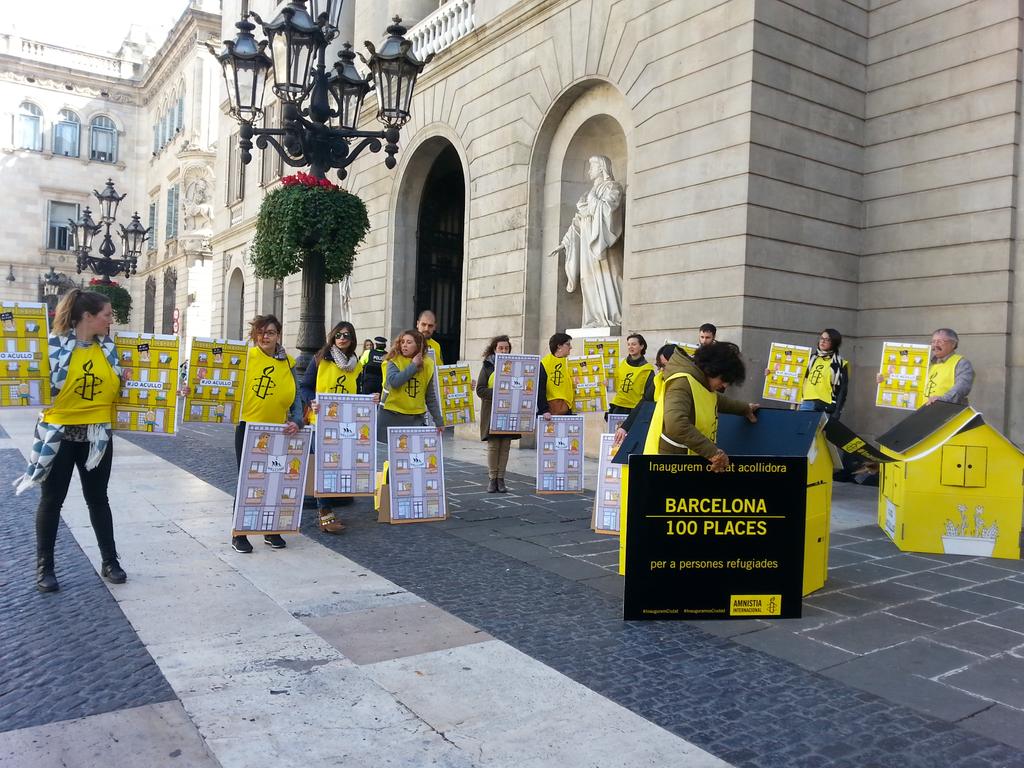 Catinformacio's tweet photo. .@AmnistiaCAT omple la plaça de Sant Jaume de Barcelona de cases de cartró perquè s'agilitzi l'arribada de refugiats https://t.co/AFwkJXKB6J