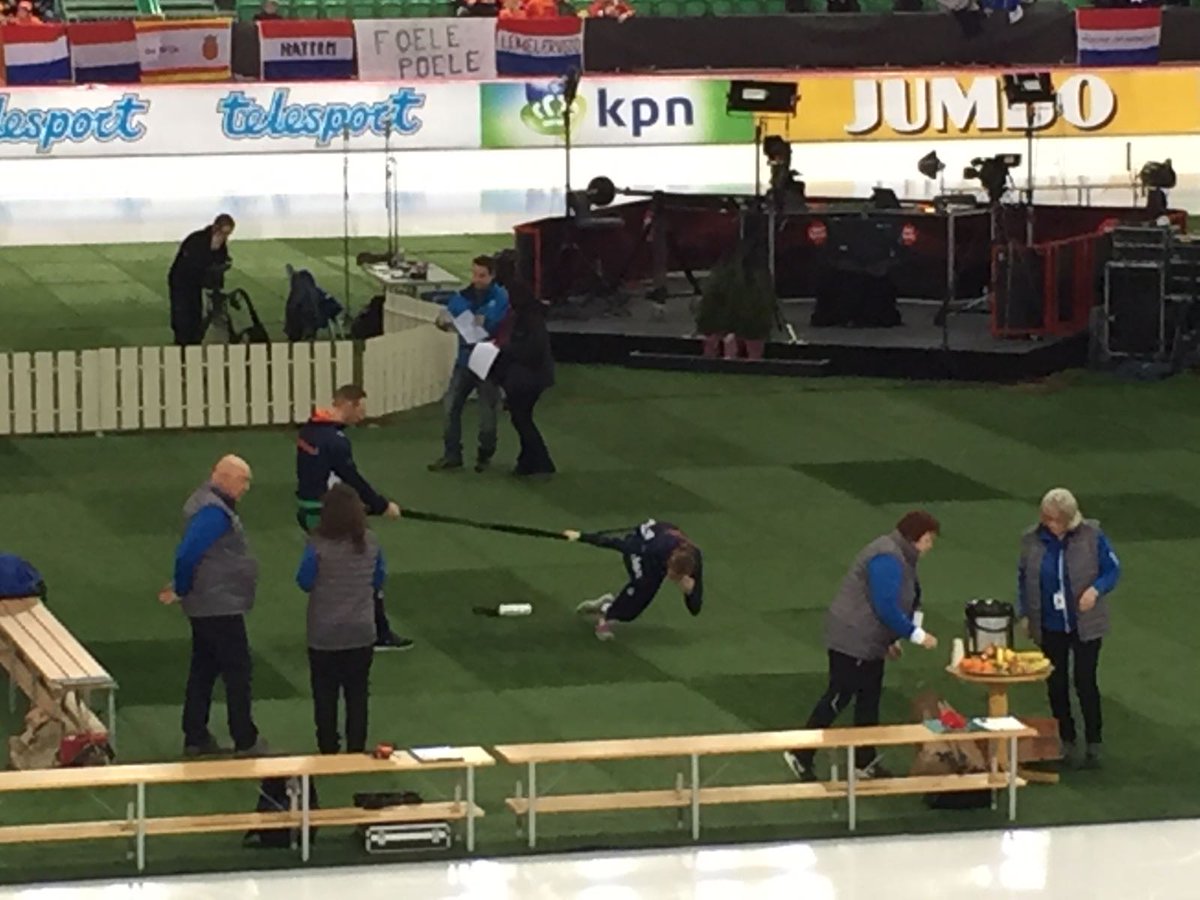 Het Vikingskipet ligt er prachtig bij voor het WK Allround. Op het middenterrein werkt @marijejoling aan haar warming-up #wkallround