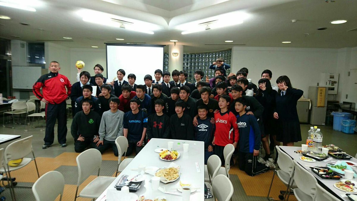 Hand_UVER1129's tweet photo. 皆と出会って3年間ハンドやってきて本当に良かった!!この仲間は最高の仲間だし一緒にいて本当に楽しかった😄
別々の道を歩むけどまたいつかハンドしましょう！
後輩はインターハイ出場できるように頑張って!! https://t.co/55WZj7SaLW
